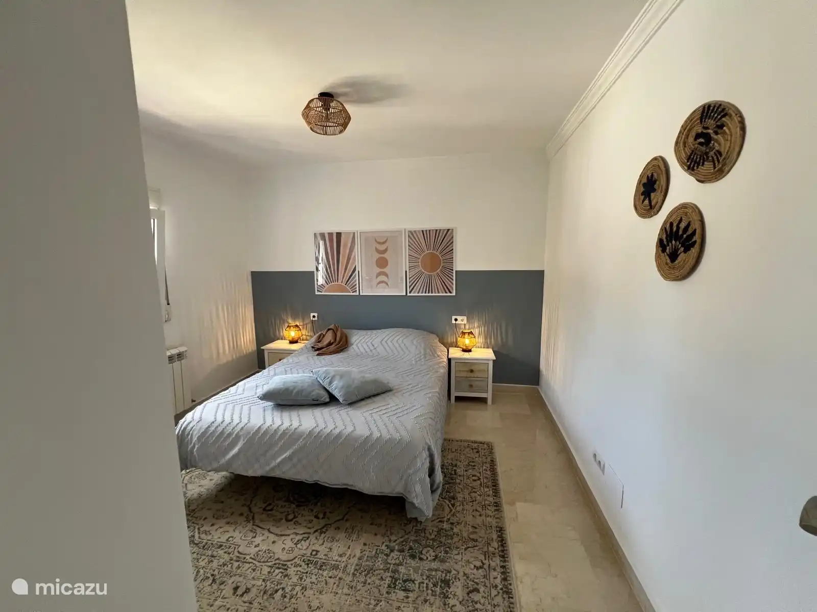 Chambre 3, notre « chambre bleue » lit double confortable de 1,50 mètres. Climatisation. 