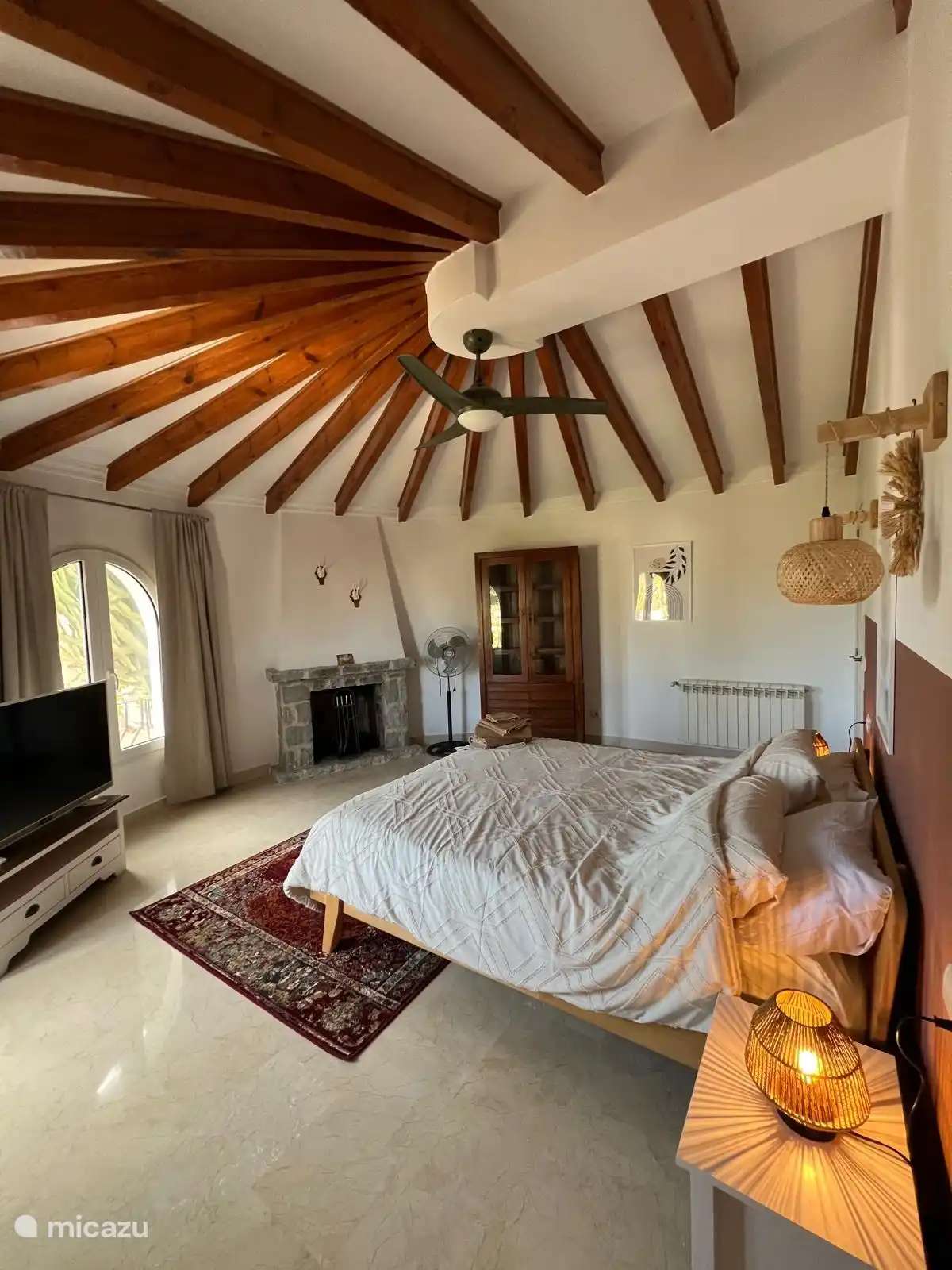 Notre chambre principale avec vue sur le foyer. 