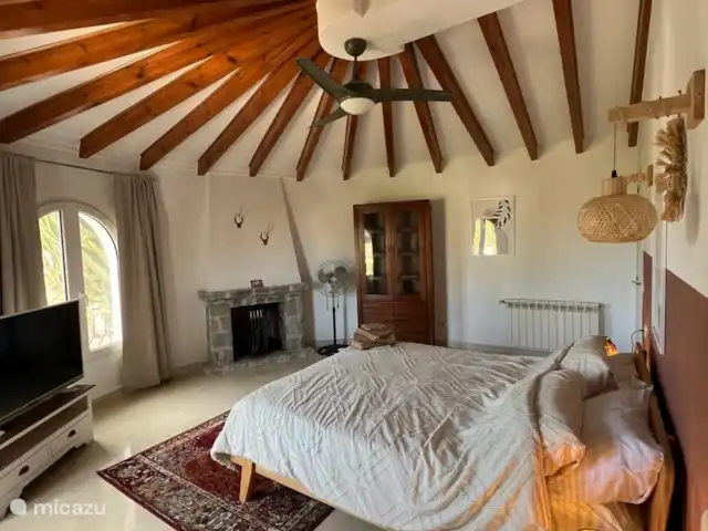 Casa Las tres Hijas huren in Spanje, Costa Blanca, Benissa - villa Onze masterbedroom met zicht op de open haard.