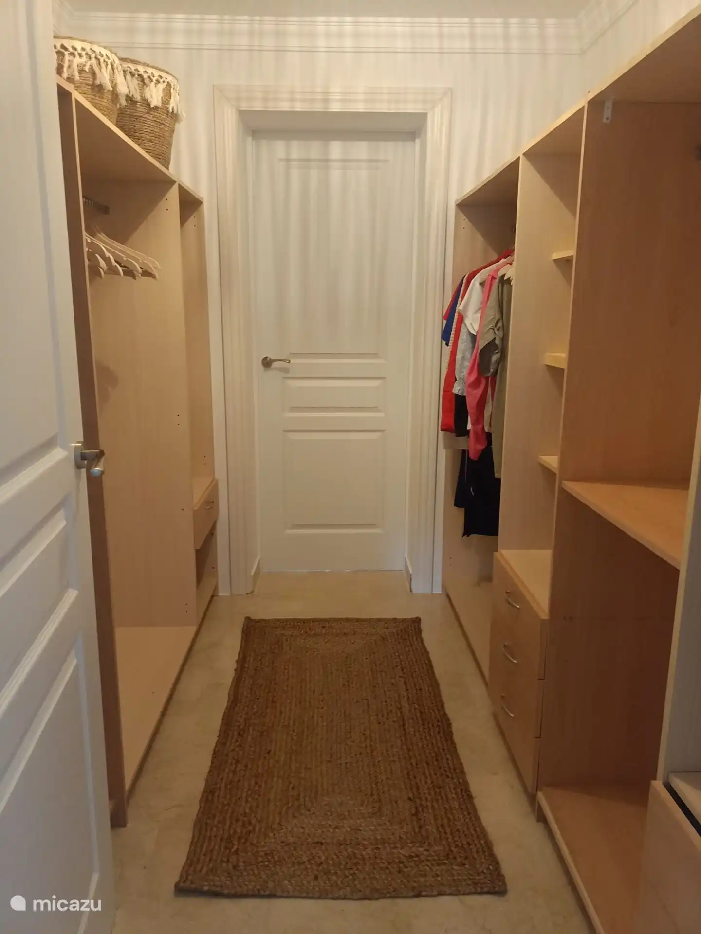 Le dressing peut être utilisé à la fois par la chambre principale et la chambre 2. Le dressing est accessible par le hall et est également le passage vers la chambre 2 (chambre « verte »). Cintres, étagères et tiroirs. 