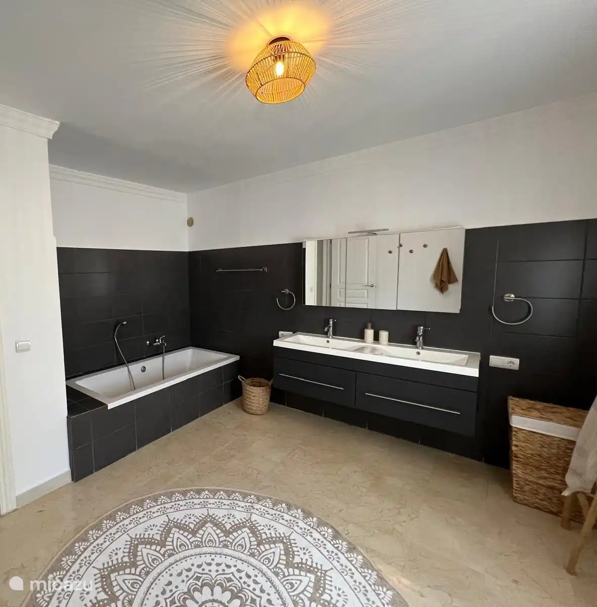 Grande salle de bain au 1er étage avec baignoire et double vasque. Sèche-cheveux disponible.