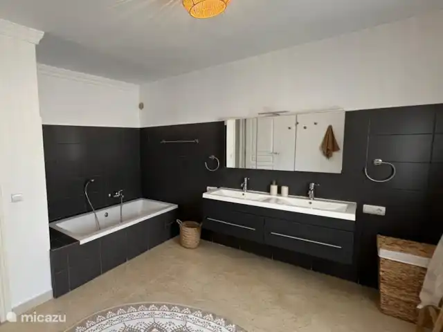 Casa Las tres Hijas huren in Spanje, Costa Blanca, Benissa - villa Grote badkamer op 1e verdieping met ligbad en dubbele wastafel. Föhn aanwezig.