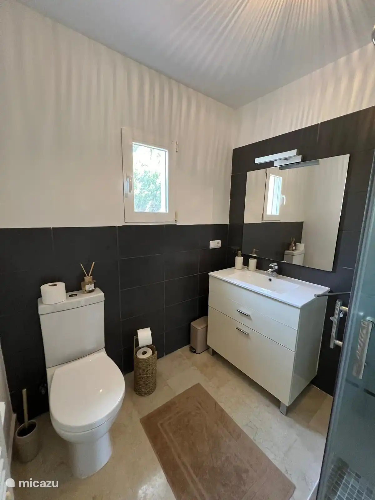 Deuxième salle de bain avec douche, lavabo et toilettes au 1er étage