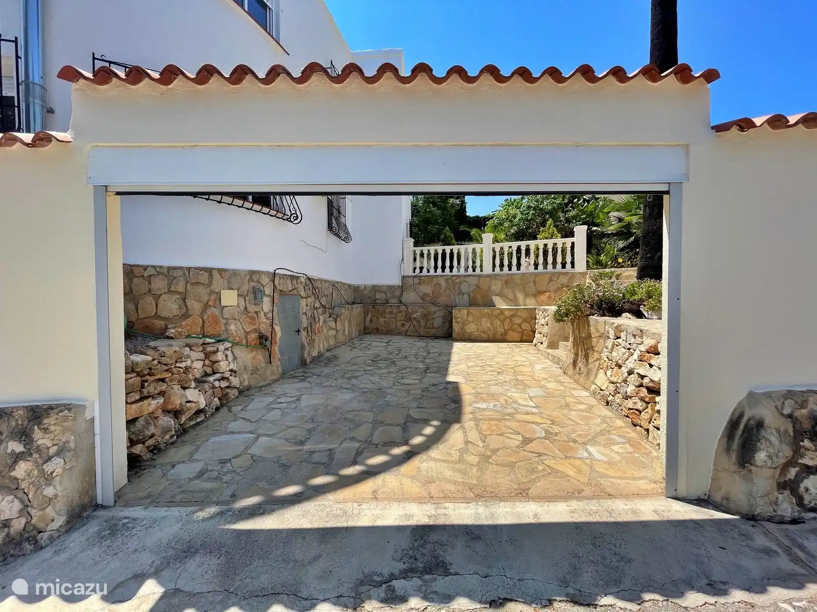 Le portail d’entrée peut être actionné avec une télécommande et une place de parking privée fermée. 