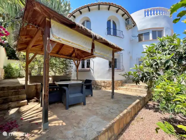 Casa Las tres Hijas huren in Spanje, Costa Blanca, Benissa - villa Pergola aan achterkant van het huis. Een heerlijke plek om 's ochtends in het zonnetje te ontbijten en 's middags in de schaduw de warmte te kunnen ontvluchten. Met zonwering.