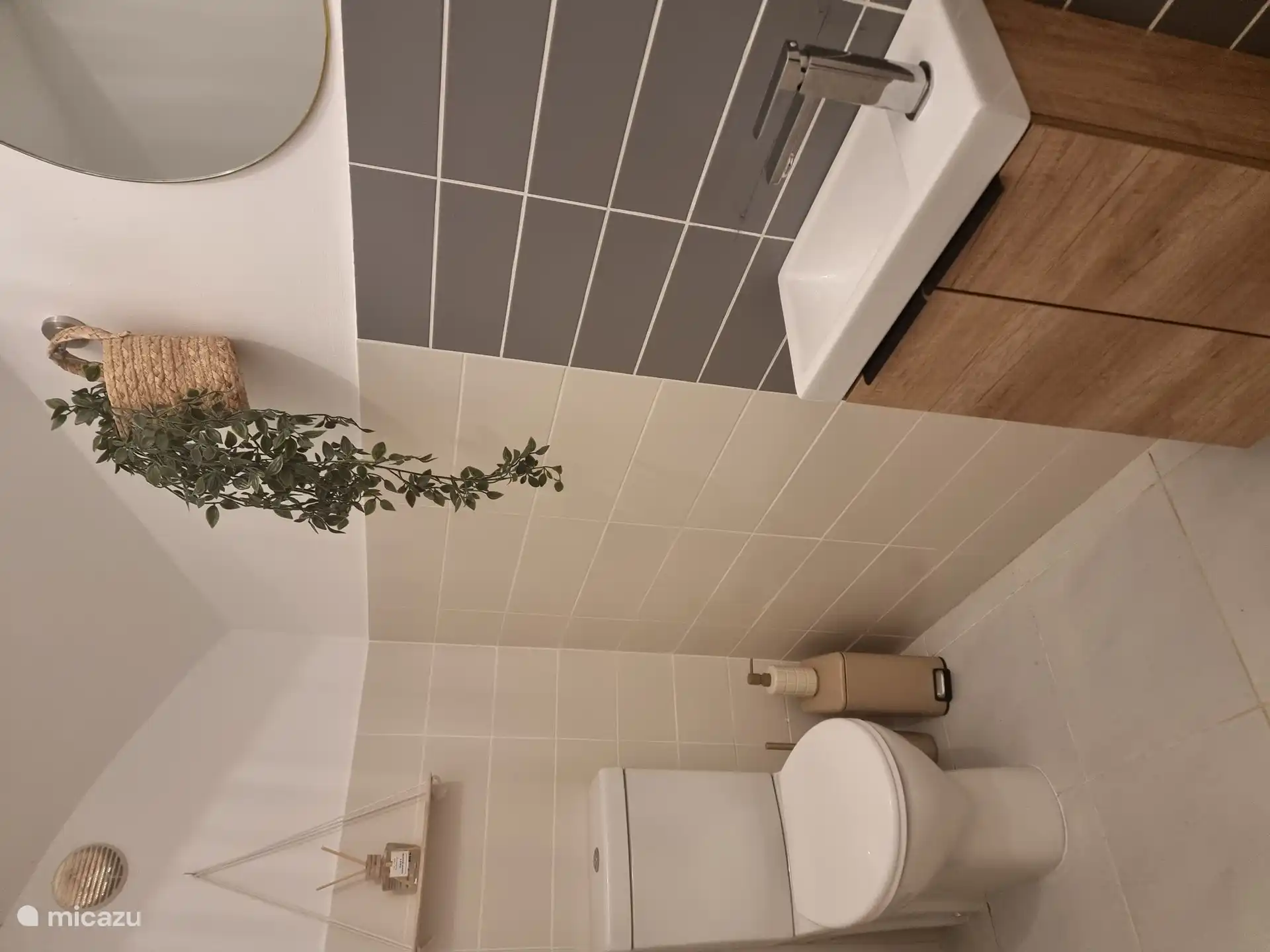 Toilettes modernes au rez-de-chaussée