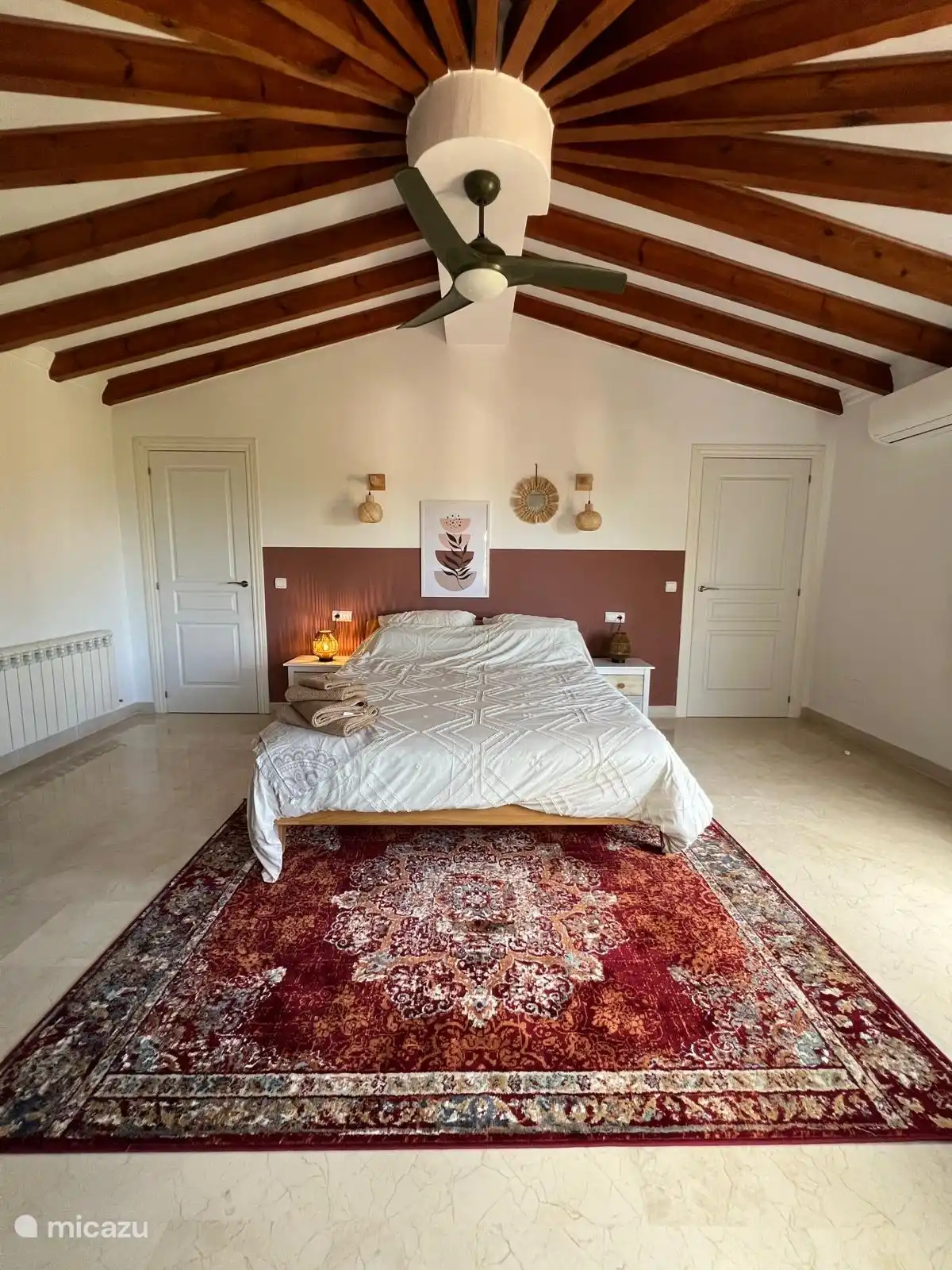 Chambre des maîtres. Lit double confortable de 1,60 mètres. Seaview. Climatisation. Grande télévision avec Canalplus (version néerlandaise). Dans la pièce une belle cheminée (hors d’usage).  