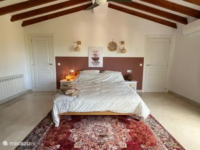 Casa Las tres Hijas huren in Spanje, Costa Blanca, Benissa - villa Masterbedroom. Comfortabel 2-persoonsbed van 1.60 meter. Zeezicht. Airconditioning. Grote tv met Canalplus (Nederlandse versie). In de kamer een mooie openhaard (buiten gebruik).