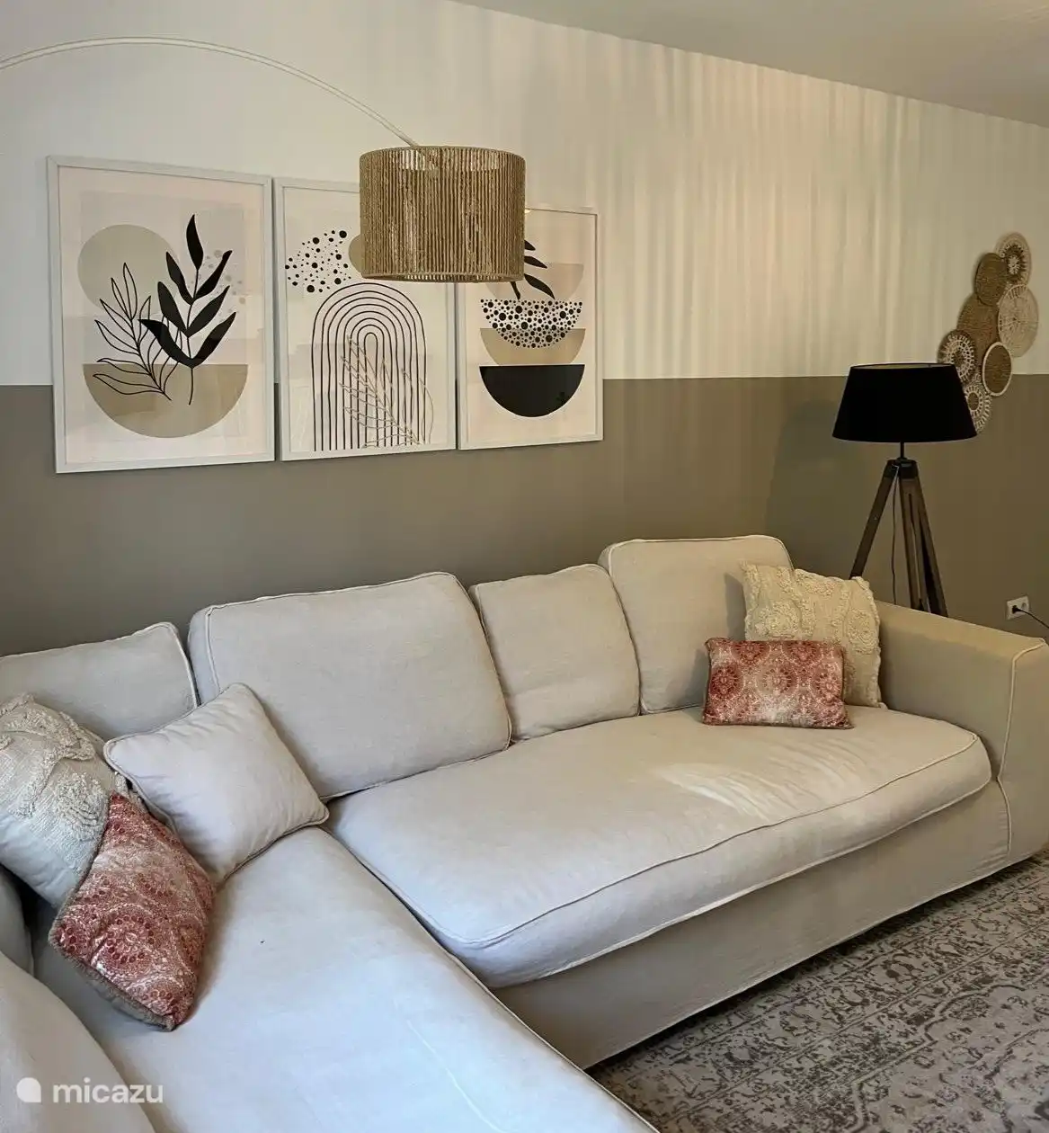 Salon 1, salle de détente, salle de jeux, salle de télévision avec un beau grand canapé et une télévision avec canalplus (version néerlandaise). 