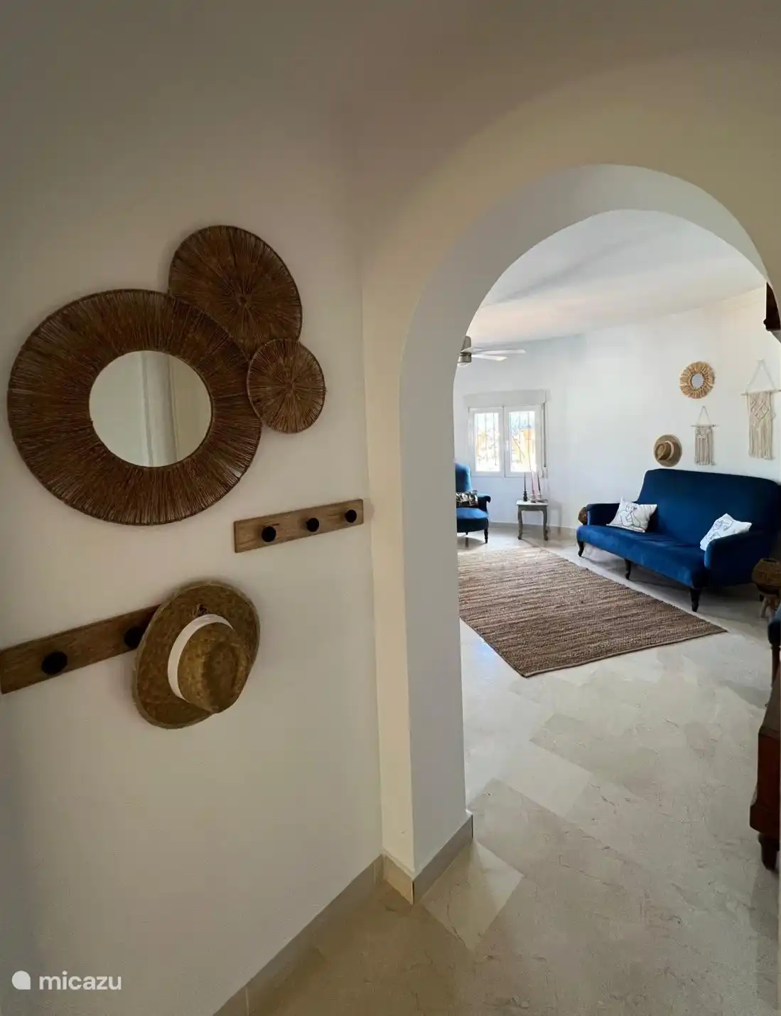 Porte-manteau en face des toilettes (avec fontaine) au rez-de-chaussée. 