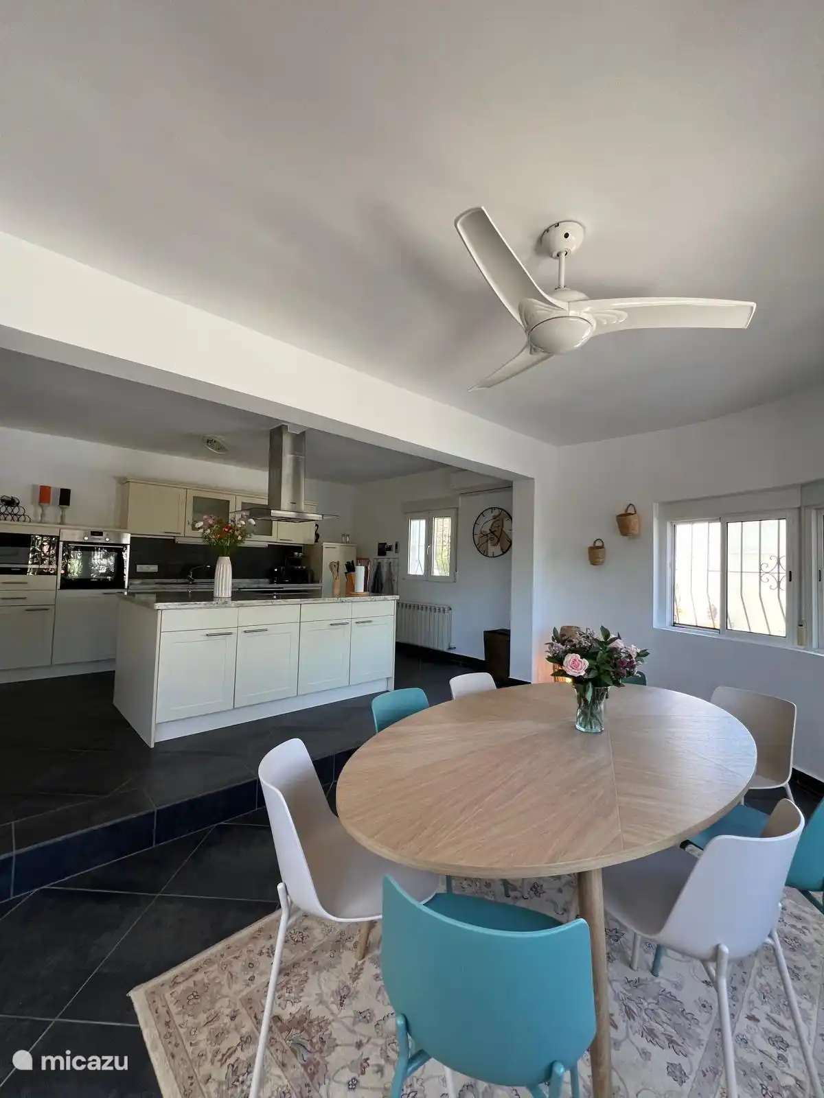 Cuisine dînatoire, belle table à manger ovale, grande cuisine, îlot, plaque vitrocéramique, 2 frigos avec congélateur, four, micro-ondes, lave-vaisselle, lave-linge, machine à café, mousseur à lait, bouilloire, climatisation, station d’épuration de l’eau