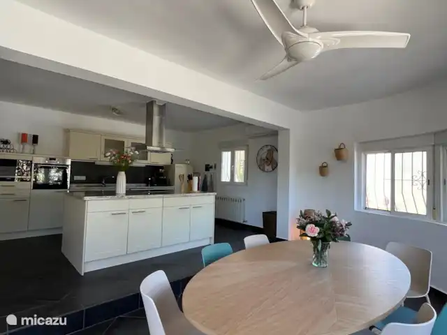 Casa Las tres Hijas huren in Spanje, Costa Blanca, Benissa - villa Woonkeuken, mooie ovale eettafel, grote keuken, kookeiland, keramische kookplaat, 2 koelkasten met vriesvak,  oven, magnetron, vaatwasser, wasmachine, nespresso-apparaat, koffiezetapparaat, melkschuimer, waterkoker,  airconditioning, waterzuiveringsinstallatie