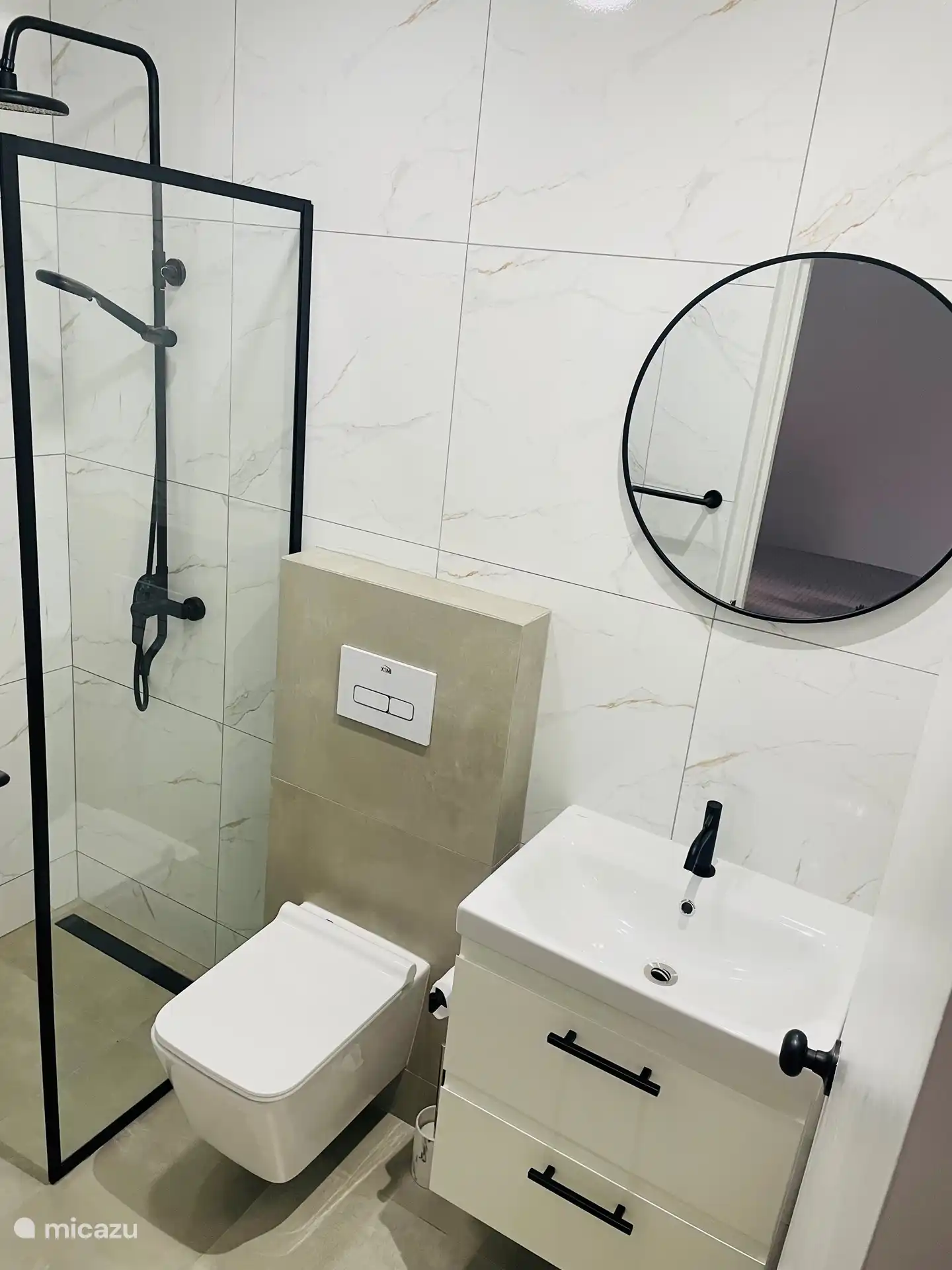 Brandneues Badezimmer mit ebenerdiger Dusche