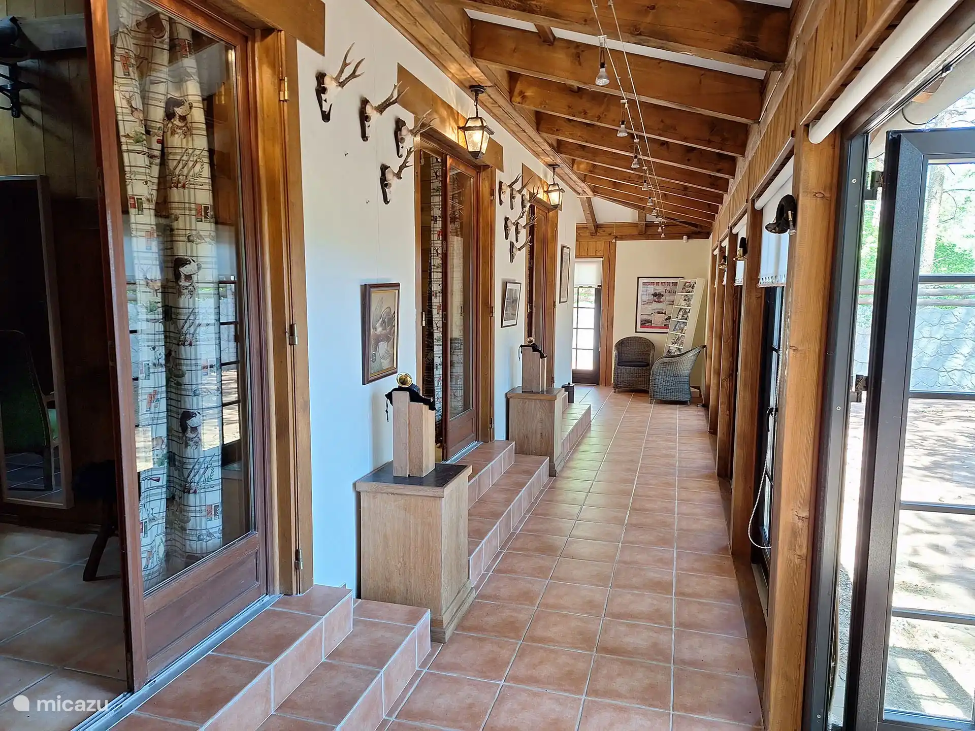 Long couloir avec les 3 appartements privés attenants