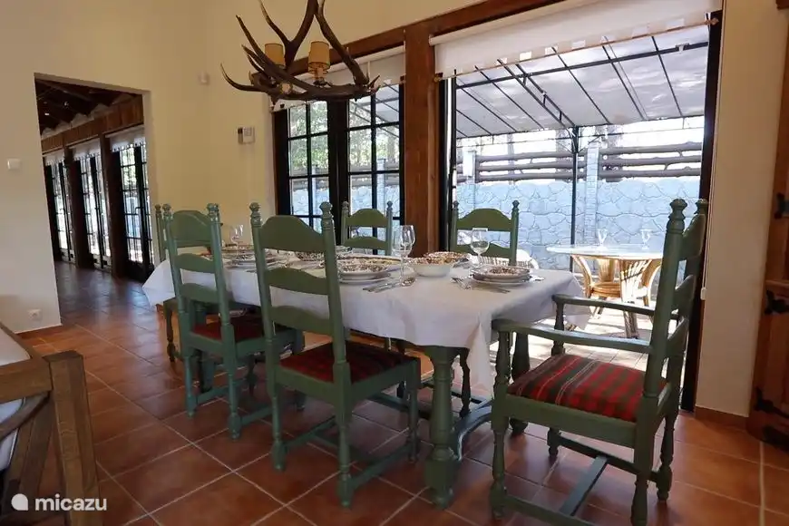 LE Pavillon de Chasse possède des portes françaises sur 3 côtés avec accès direct à la terrasse.