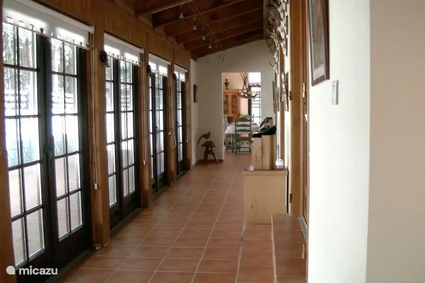 Un couloir spacieux avec les 3 appartements situés à côté.