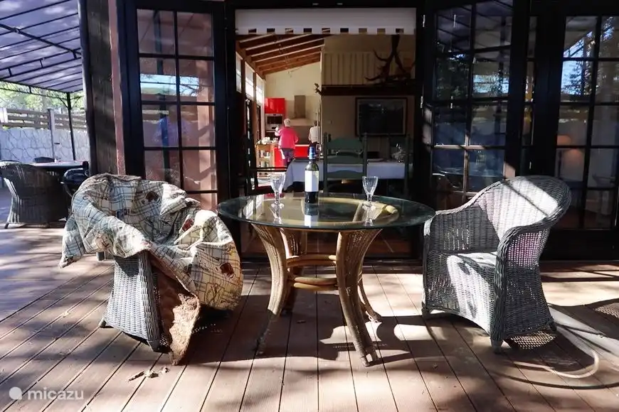 Le Pavillon de Chasse dispose d'une terrasse tout autour.