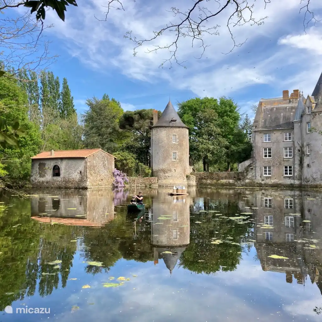 Le Donjon bij Château de la Preuille