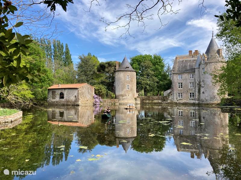 Casa vacacional Francia, Vendée, Montaigu-Vendée  Casa de campo/castillo Le Donjon en el castillo de la Preuille