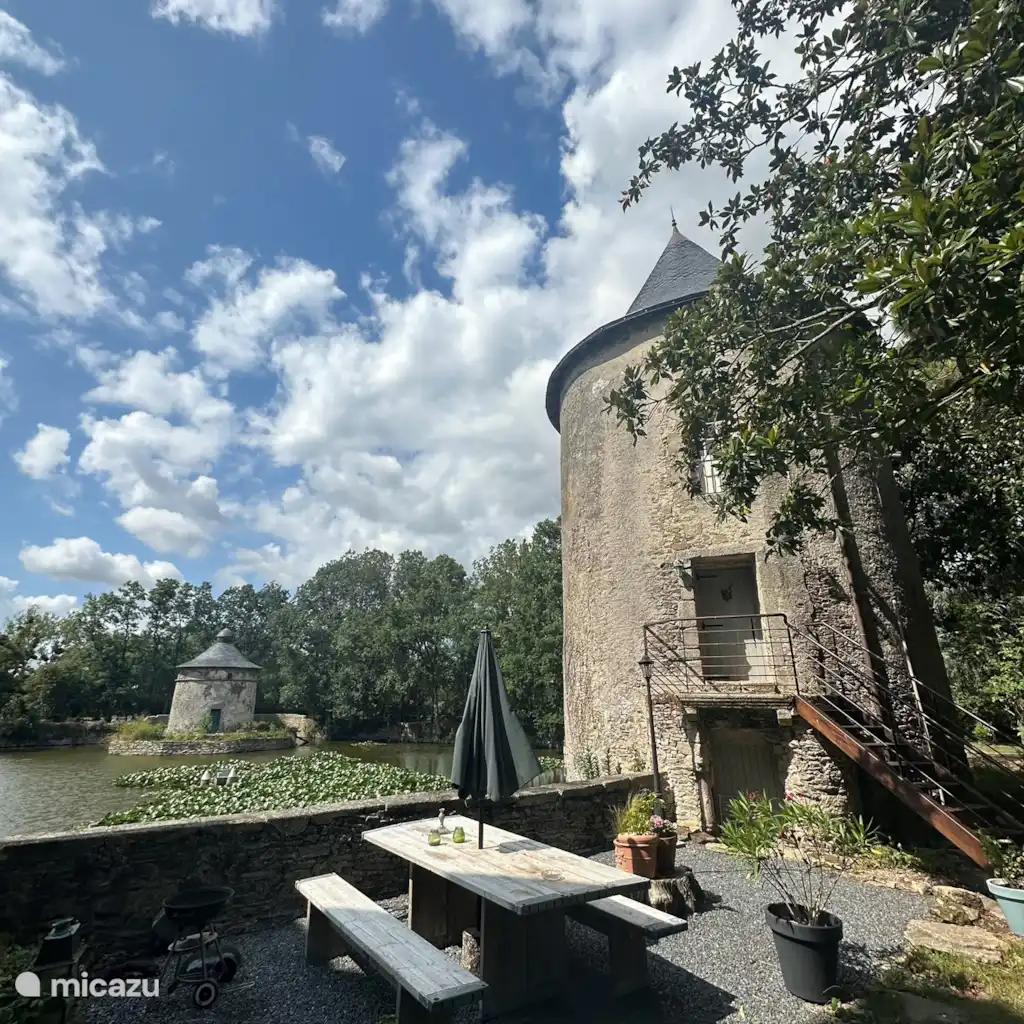 Le Donjon bij Château de la Preuille