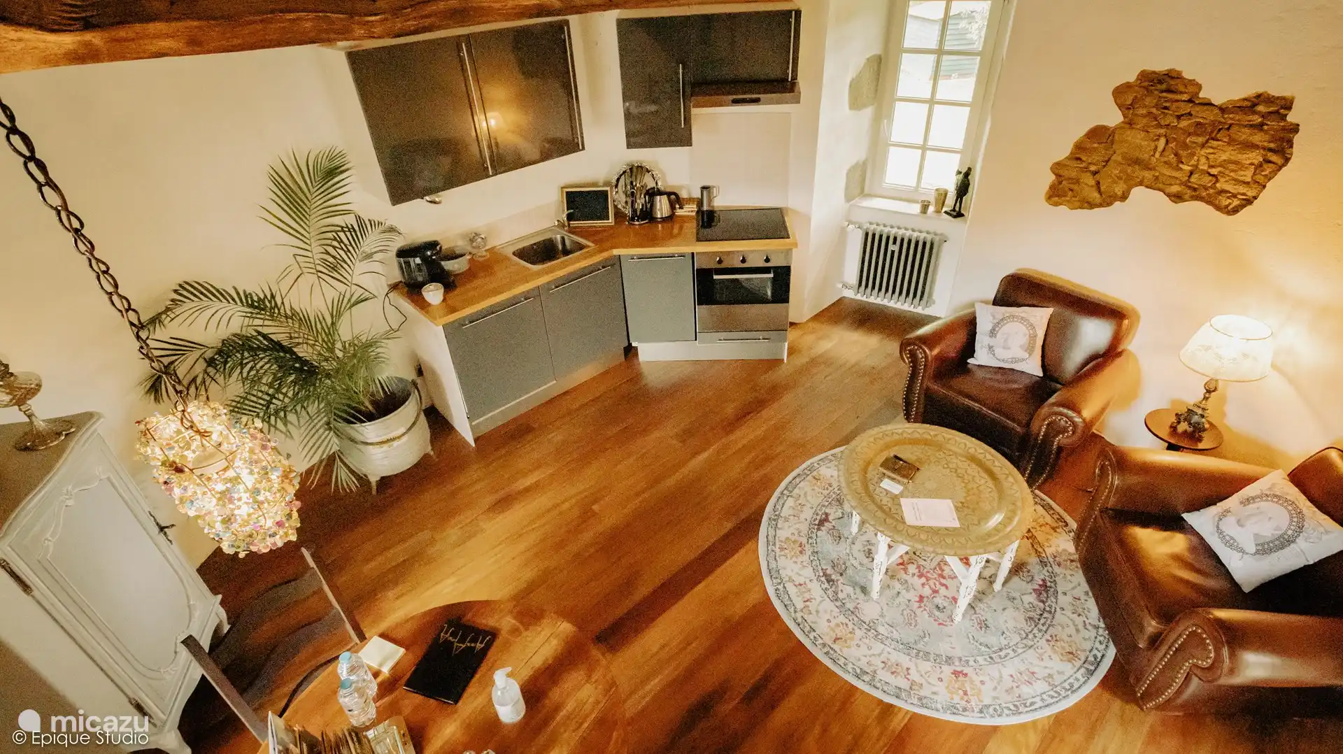 Wohnzimmer mit offener Küche