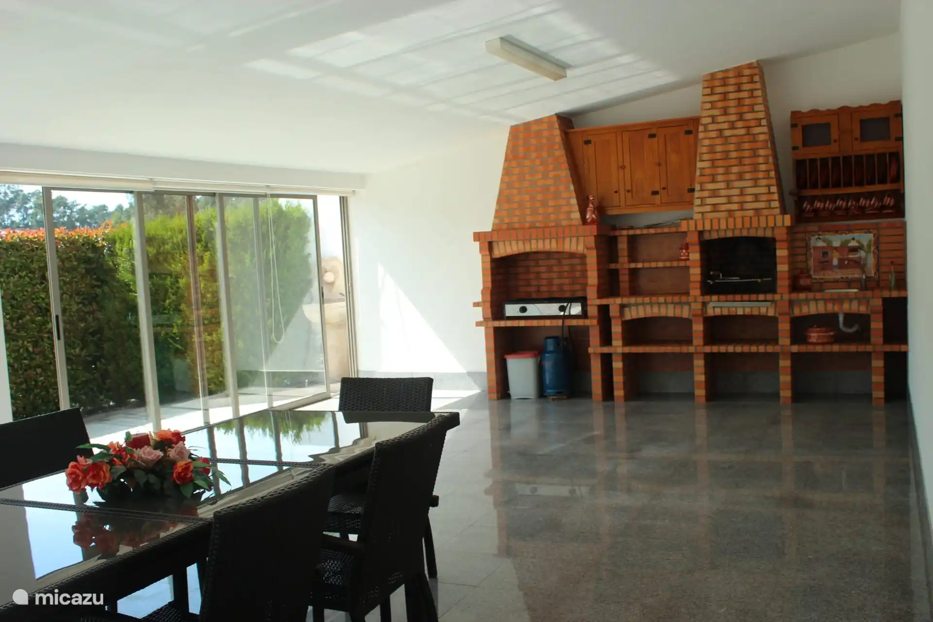 Überdachte Außenküche