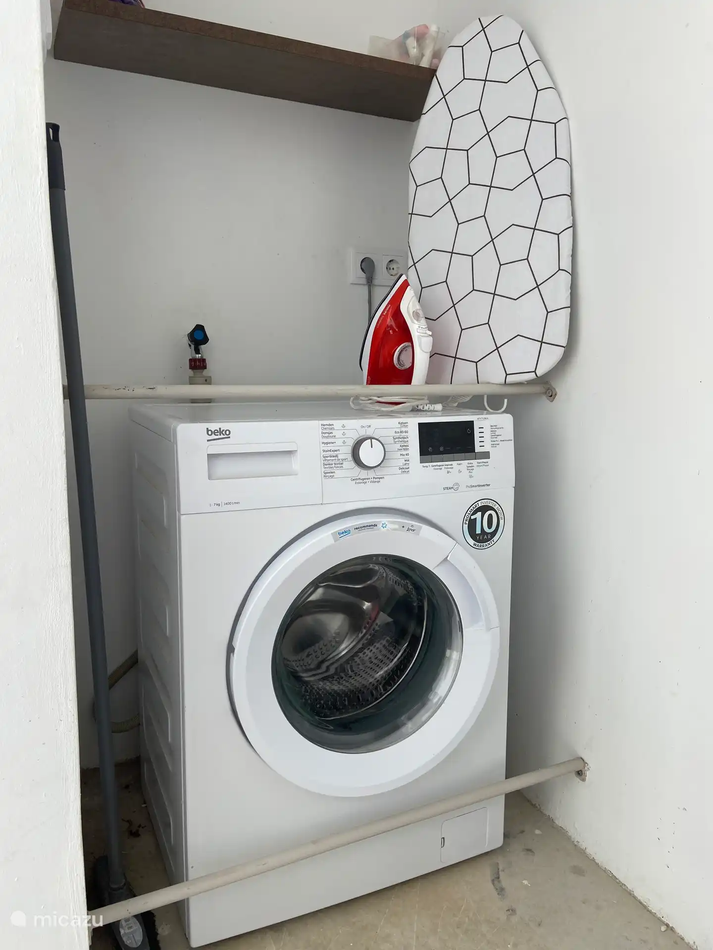 Bij ons kunt u ook een wasje draaien en even iets strijken. 