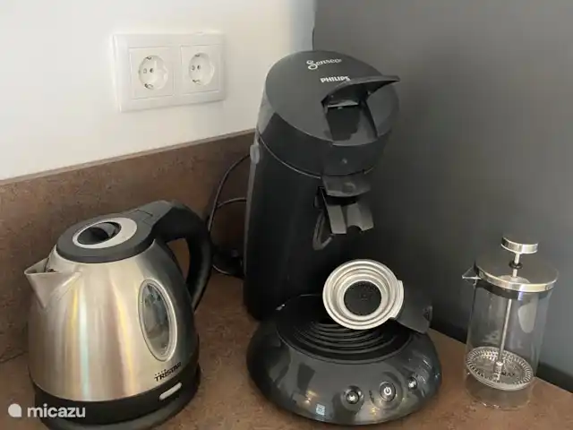 Location de Vacances Curaçao, Banda Ariba (est), Jan Thiel, appartement - Curalux Apartments-Flamingo Cuisine équipée d'une bouilloire, d'une cafetière à dosettes et d'un mousseur à lait.