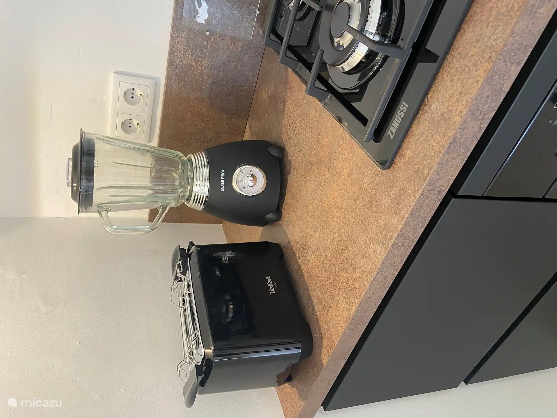 In de keuken: Broodrooster, Blender, tosti-ijzer, oven, vaatwasser.