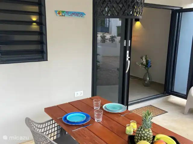 Location de Vacances Curaçao, Banda Ariba (est), Jan Thiel, appartement - Curalux Apartments-Flamingo Manger à l'extérieur.
