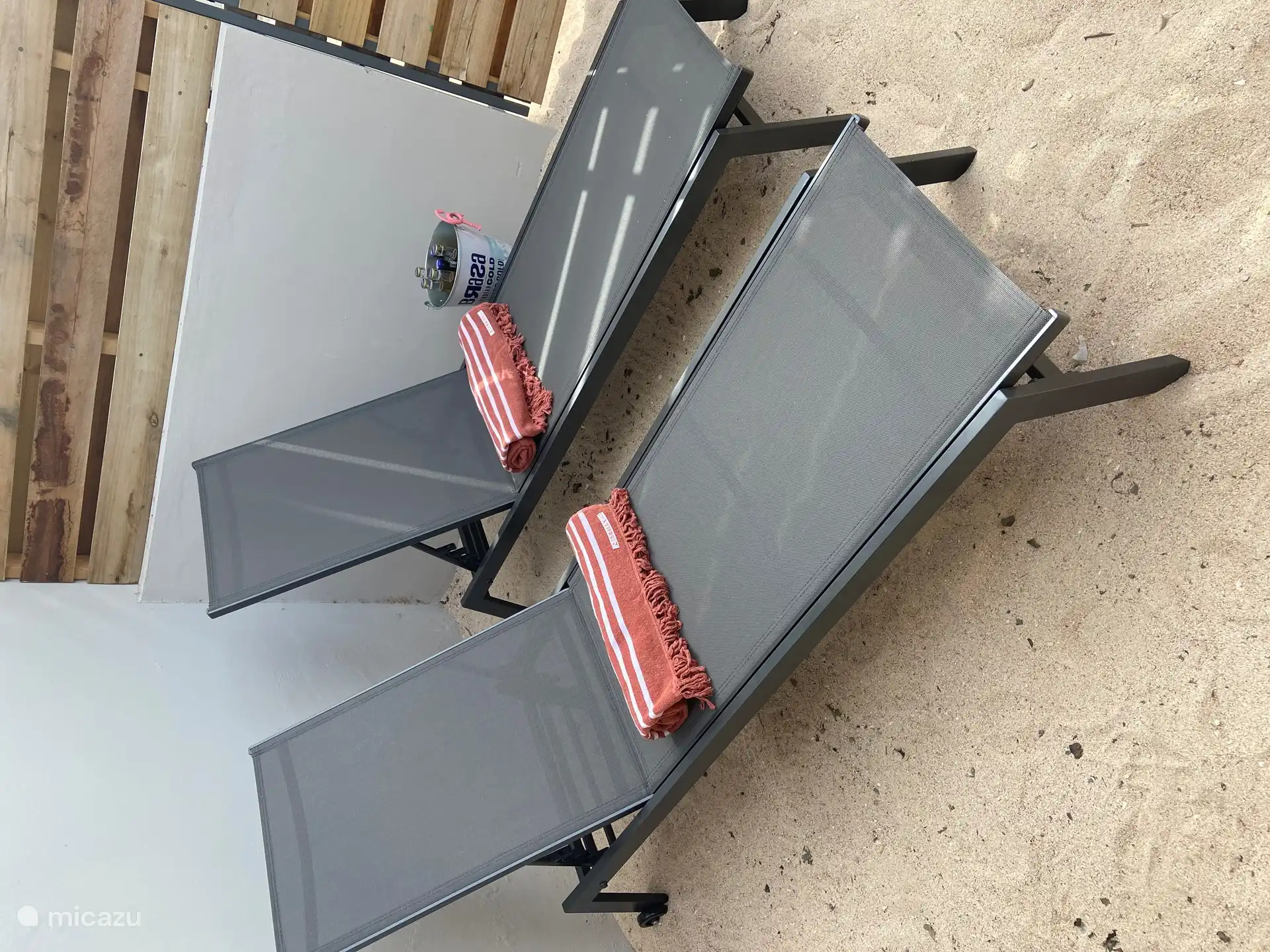 Je eigen strandje met ligbedden.