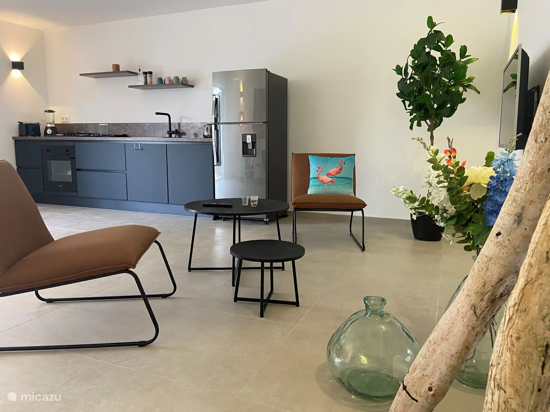 Binnen, de keuken en de zithoek voor de TV.