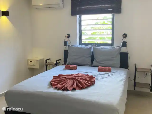 Location de Vacances Curaçao, Banda Ariba (est), Jan Thiel, appartement - Curalux Apartments-Flamingo La chambre avec climatisation
