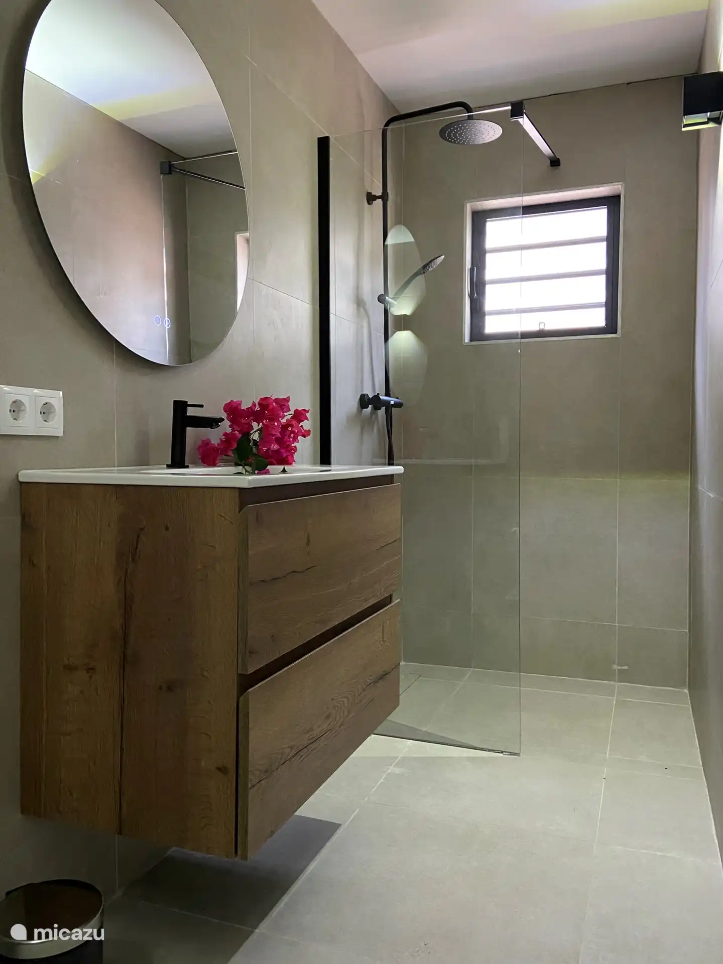 Badkamer met verlichting in de spiegel, handig voor de make-up. Ook een föhn is aanwezig