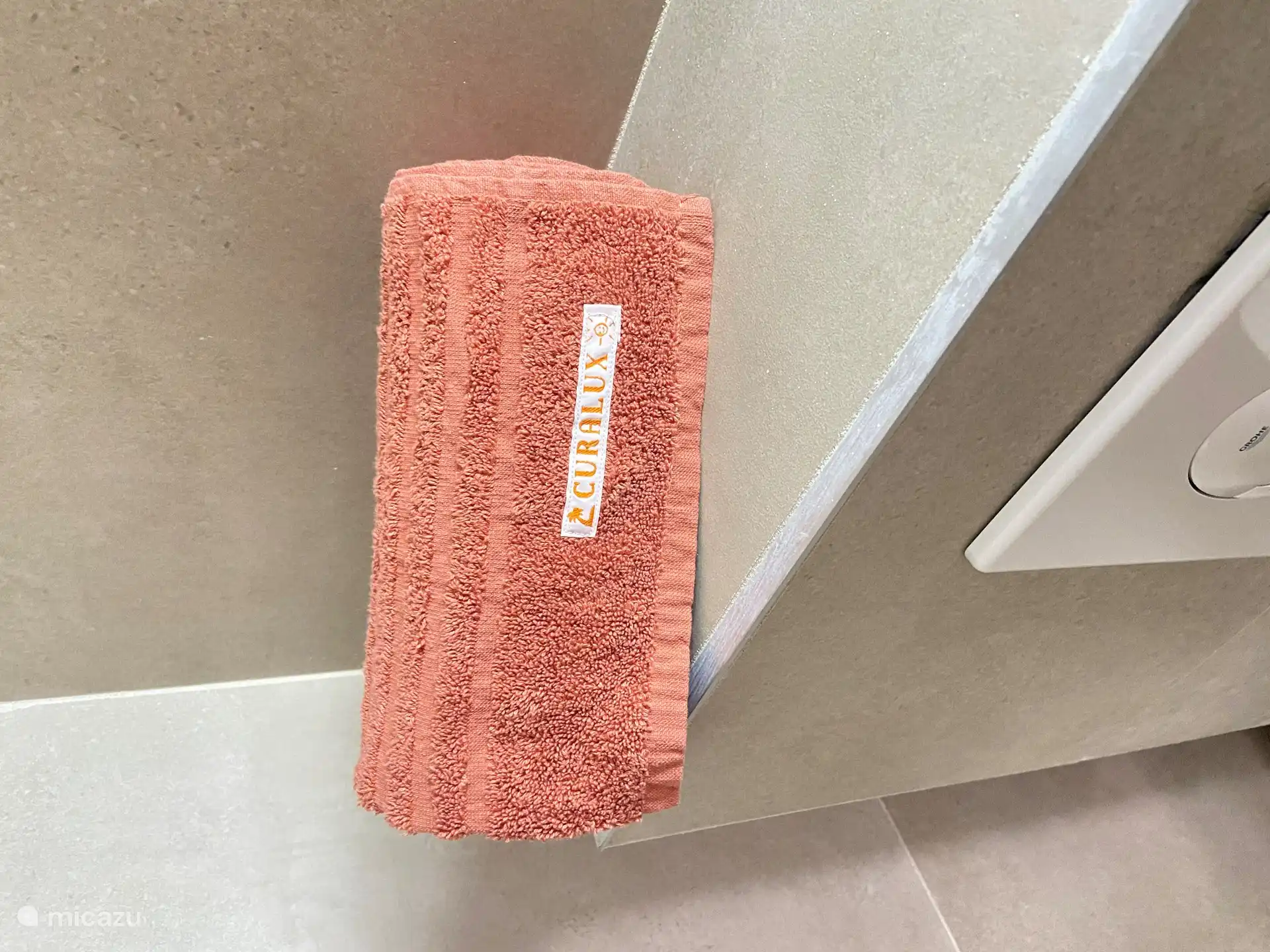 Villa Curalux and Apartments, volg ons!