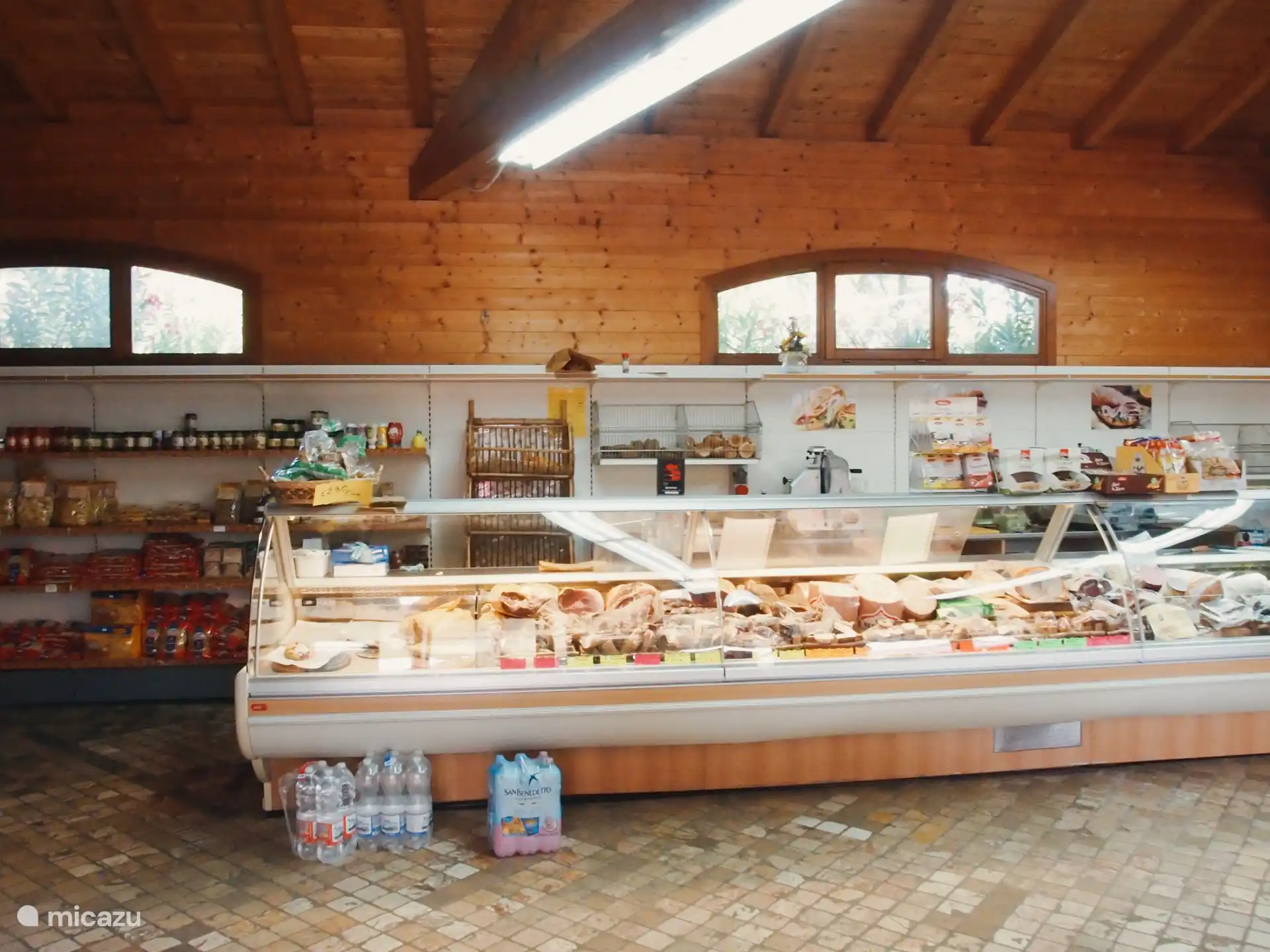 Beautiful chalet in Tuscany with swimming pool, peace and nature. Perfect base for Lucca, Pisa, Florence and the Tuscan coast.