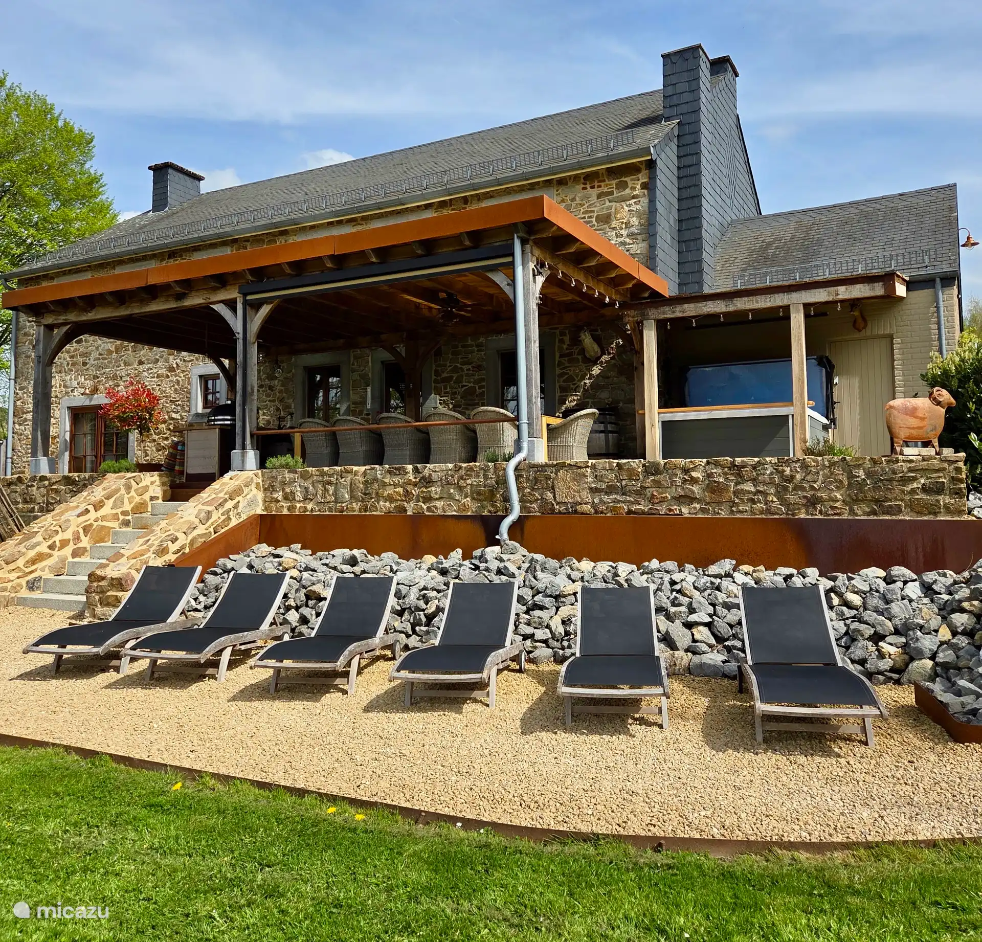 zonnebedden, overdekt terras met zonnescreen en overdekte jacuzzi