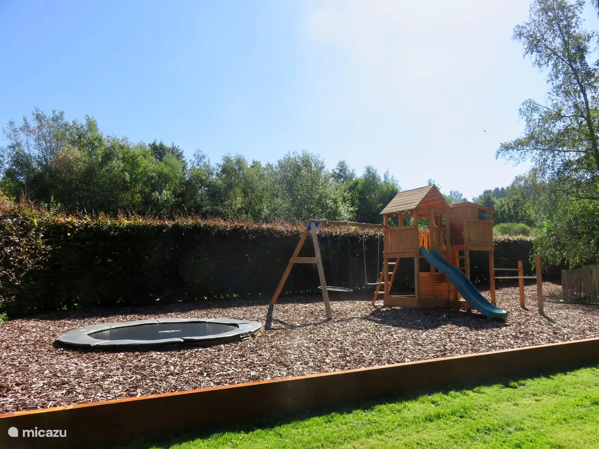 Spielplatz / Trampolin