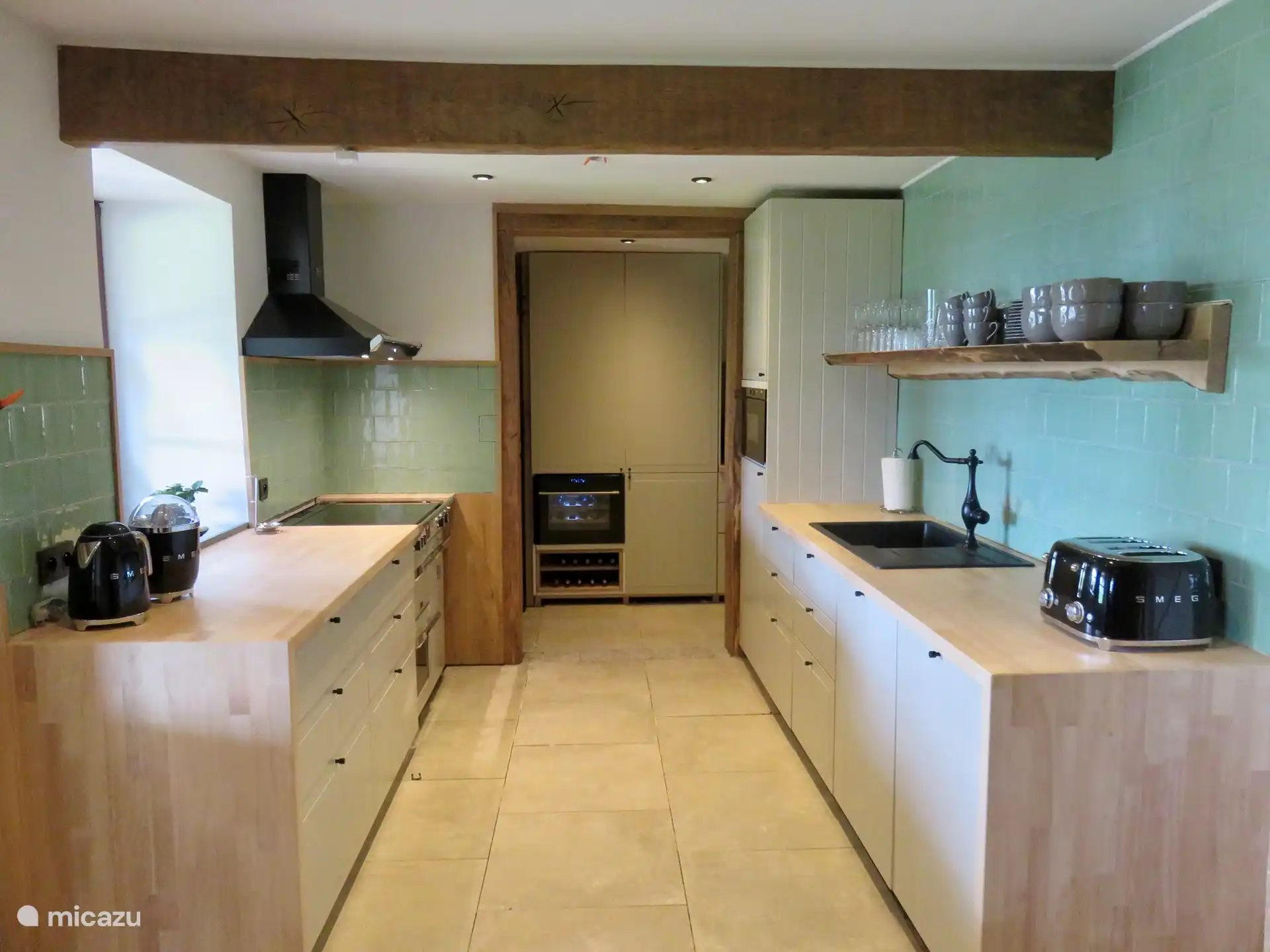 Gut ausgestattete Küche mit 2 Geschirrspülern