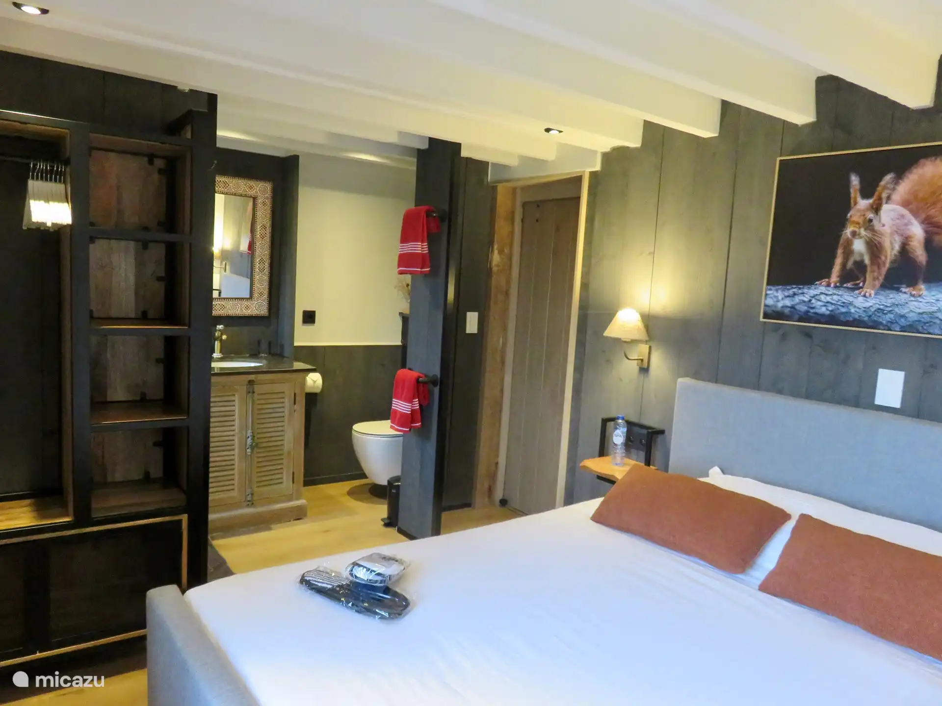 Schlafzimmer 1 mit angrenzendem Badezimmer mit Dusche, Waschbecken & WC