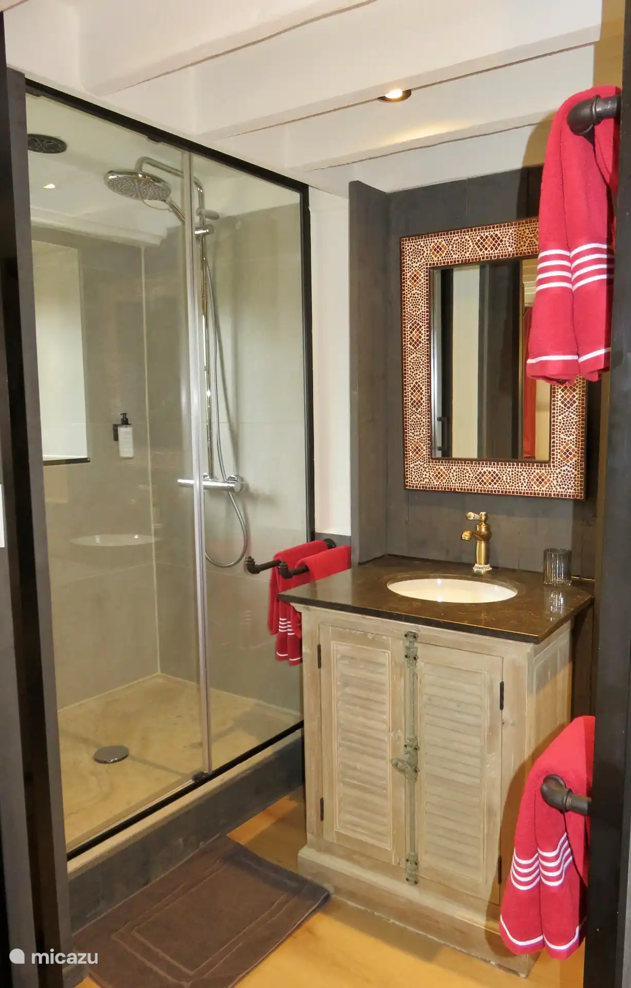 Badezimmer Schlafzimmer 1
Alle Zimmer verfügen über eine ähnliche Dusche, ein Waschbecken und eine Toilette