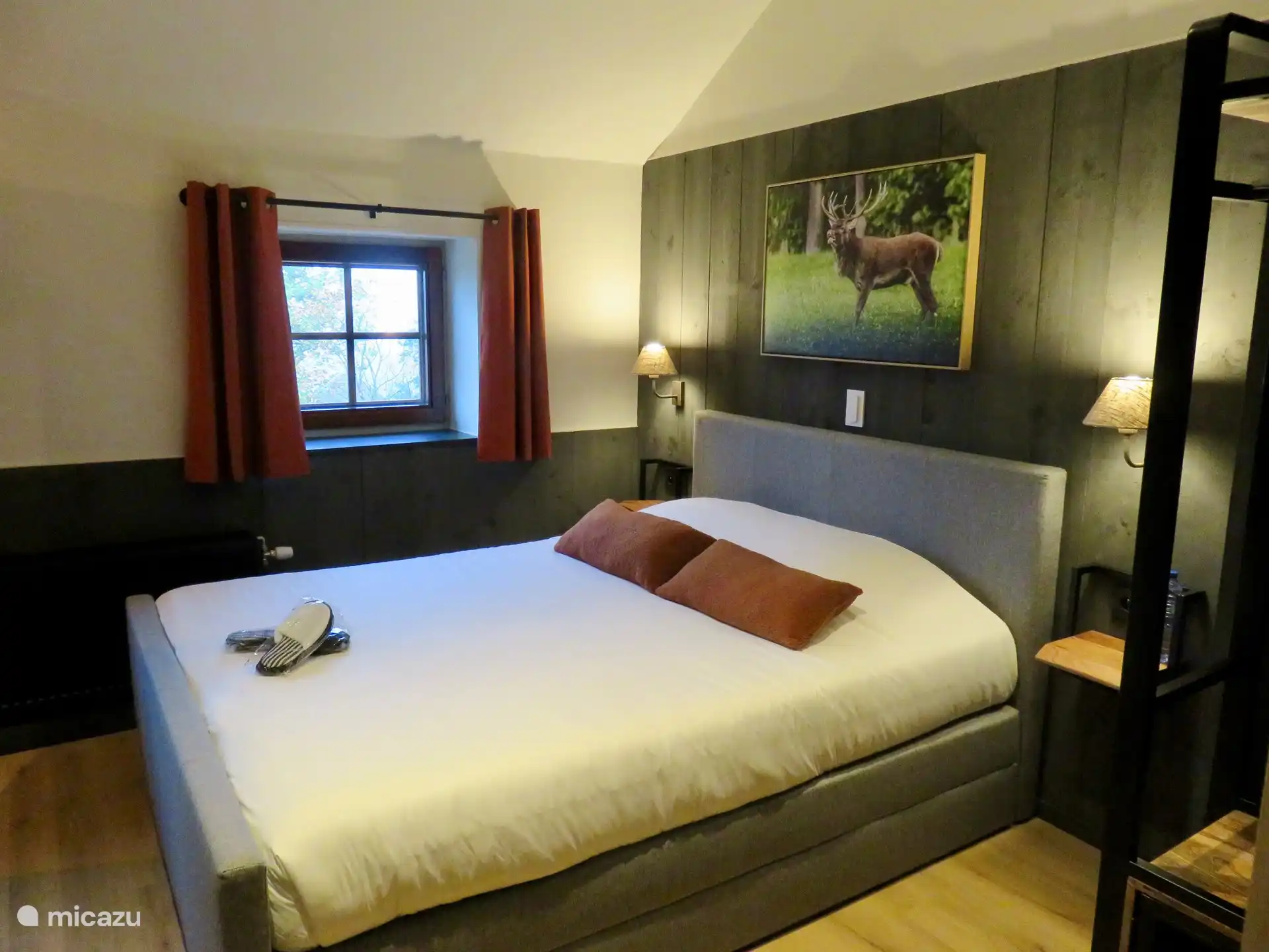 Schlafzimmer 2 mit angrenzendem Badezimmer mit Dusche, Waschbecken & WC