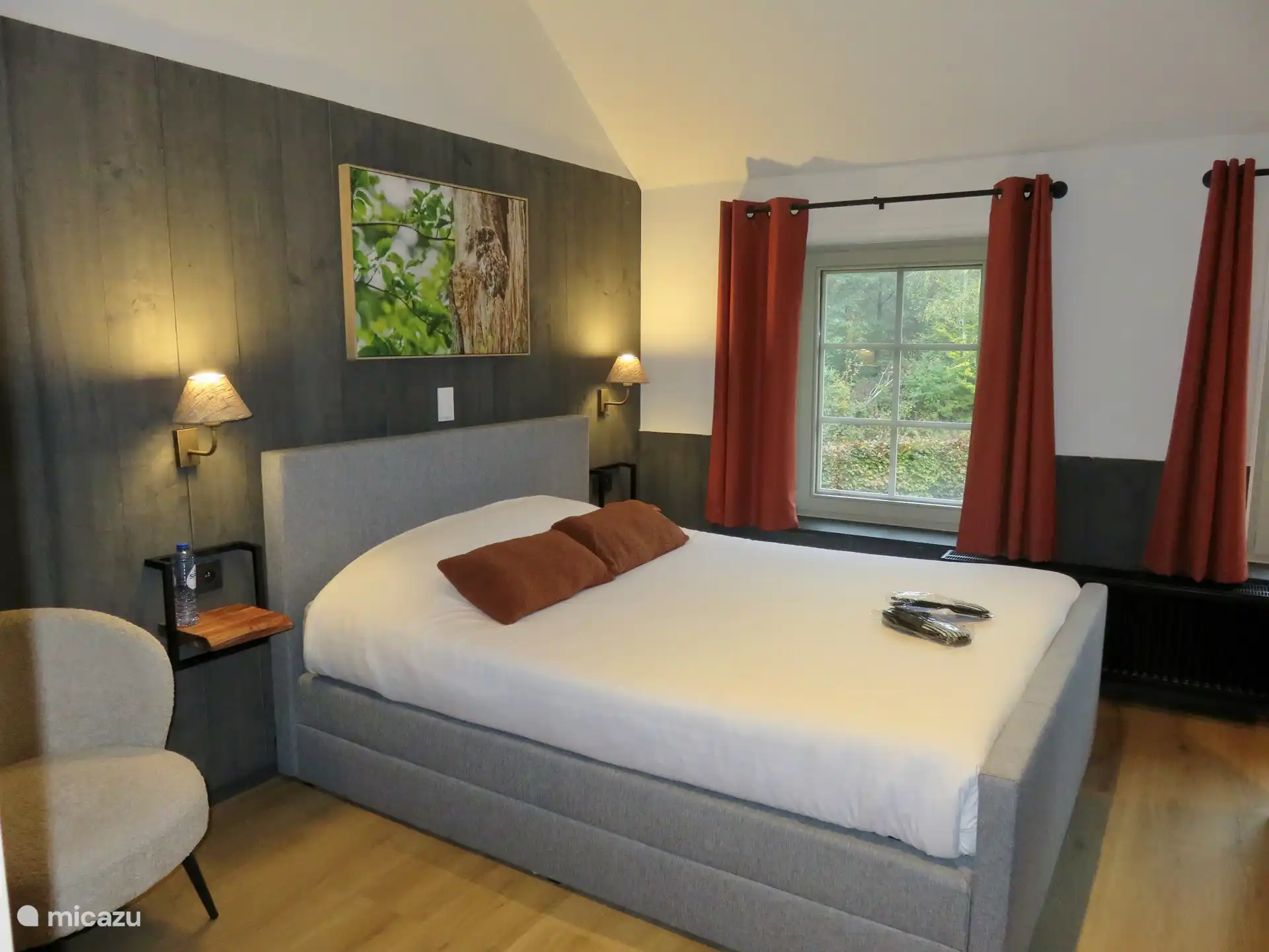 Schlafzimmer 3 mit angrenzendem Badezimmer mit Dusche, Waschbecken & WC (+ Babybett vorhanden)