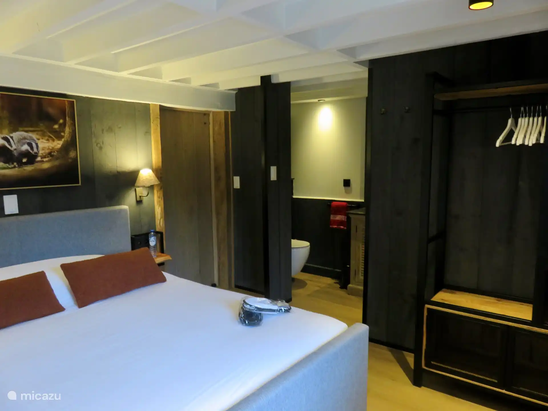 Schlafzimmer 4 mit angrenzendem Badezimmer mit Dusche, Waschbecken & WC