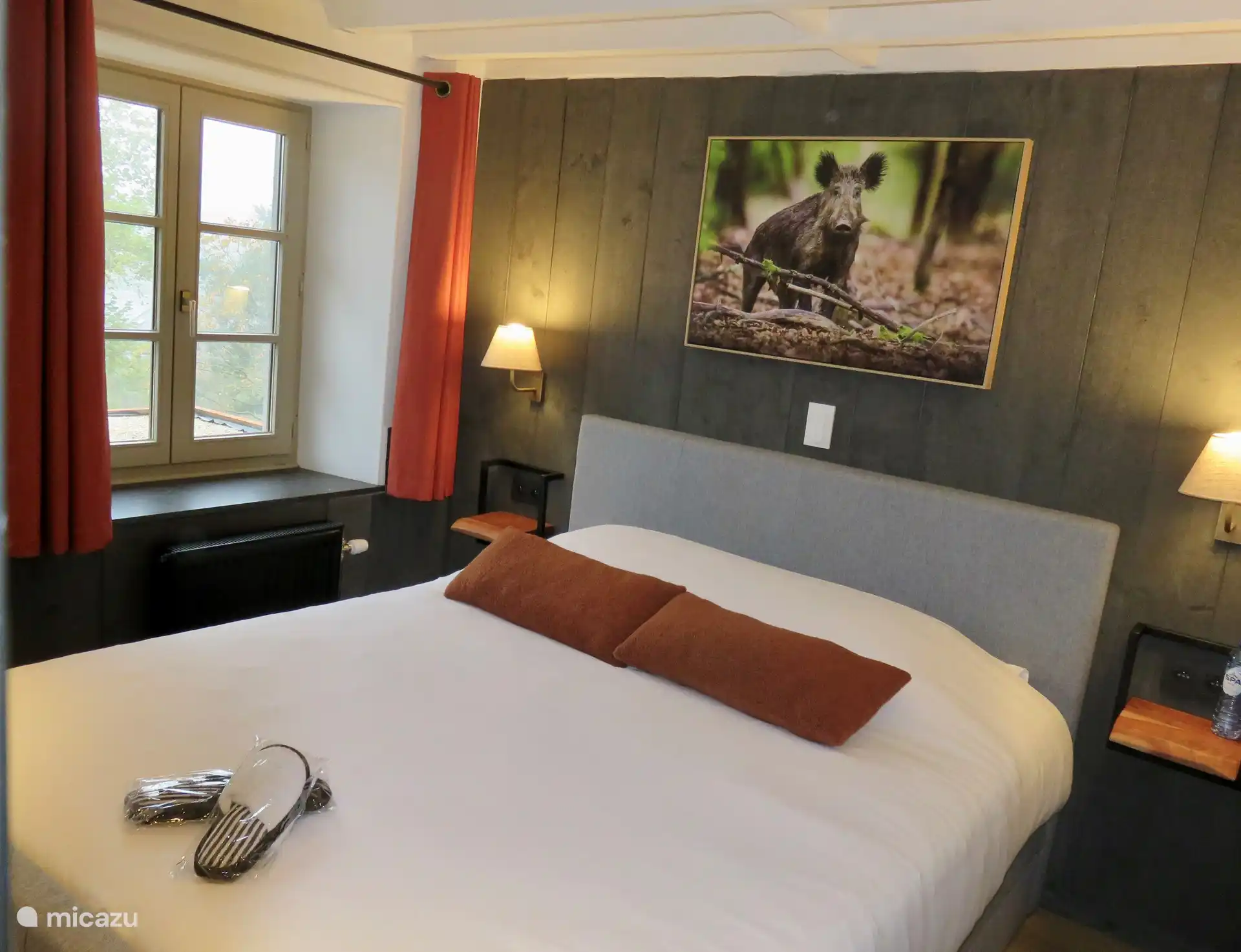 Schlafzimmer 6 mit angrenzendem Badezimmer mit Dusche, Waschbecken & WC