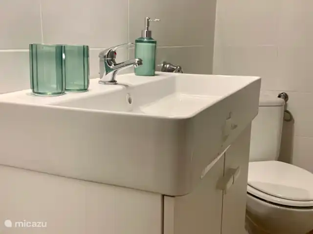 Loma Alta, casa cueva con piscina en España, Costa Blanca, La Murada - casa cueva Este baño se encuentra en la cueva y es compartido por los dormitorios 2 y 3