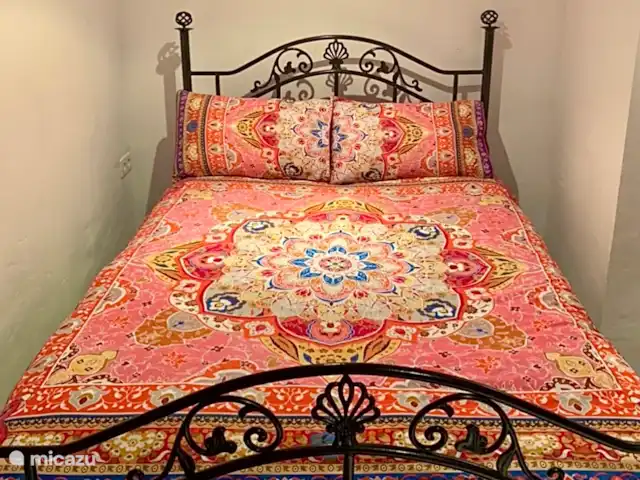 Loma Alta, casa cueva con piscina en España, Costa Blanca, La Murada - casa cueva Dormitorio 1; Este dormitorio se encuentra fuera de la cueva y tiene un baño en suite con WC.