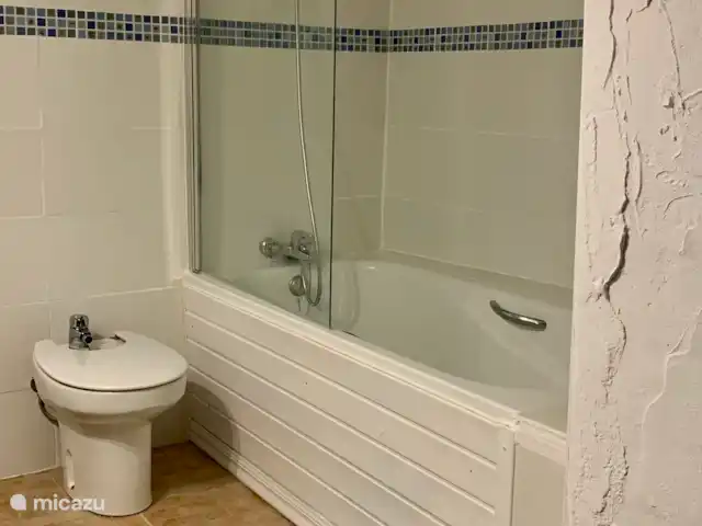 Loma Alta, casa cueva con piscina en España, Costa Blanca, La Murada - casa cueva Este baño se encuentra en la cueva y es compartido por los dormitorios 2 y 3