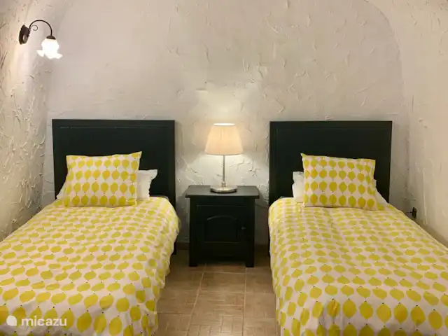 Loma Alta, casa cueva con piscina en España, Costa Blanca, La Murada - casa cueva Dormitorio 2, esta habitación se encuentra en la cueva y comparte un baño con el dormitorio 3.