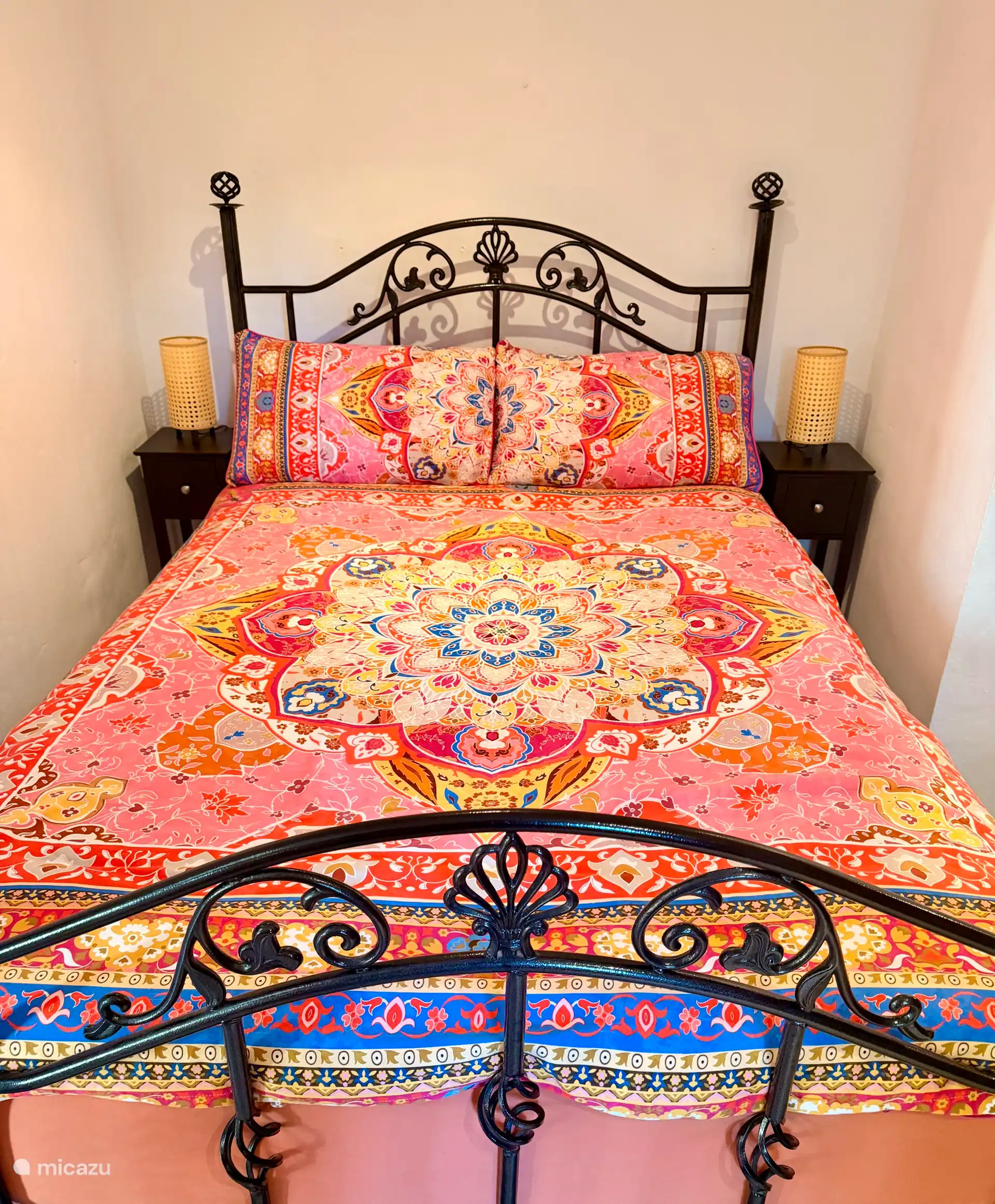 1e slaapkamer, deze bevindt zich buiten de grot en heeft een eigen badkamer